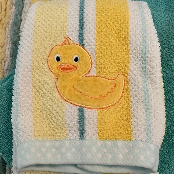 Bathroom towels/rug - Picture 2 of 4